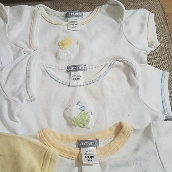 🏖Carter's 0-3mo baby onesies - Picture 3 of 4